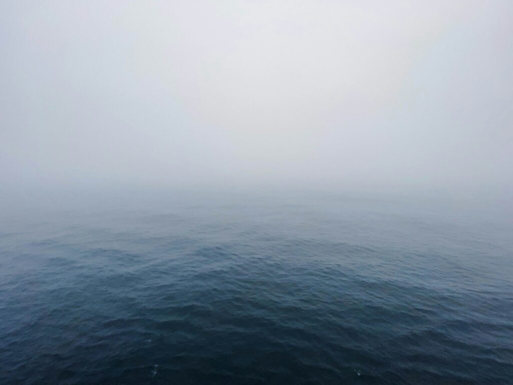 Un mur de brouillard pour représenter l'incertitude de l'investissement, la spéculation ou le pari.