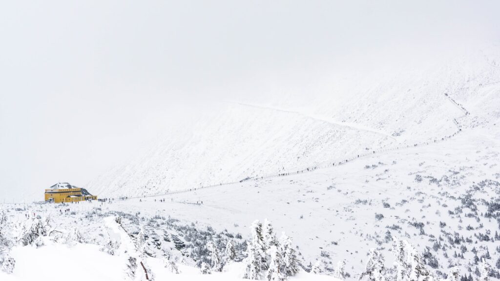 Paysage de montagne avec un refuge isolé d'où les gens partent vers le haut, illustration du confort qui coûte cher