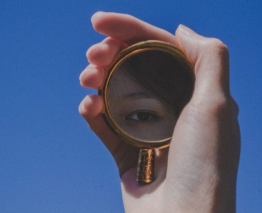 reflet d’un œil dans un miroir, symbole de la perception et du rapport personnel à l’argent